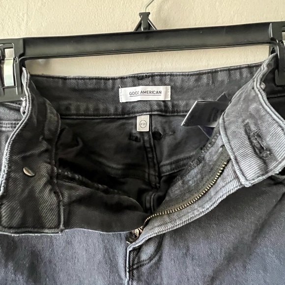 Good American The Bombshell Black Frayed Denim Skirt Size 8 - Picture 2 of 5